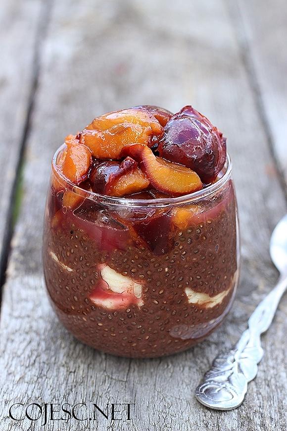 Czekoladowy pudding chia ze śliwkami na ciepło