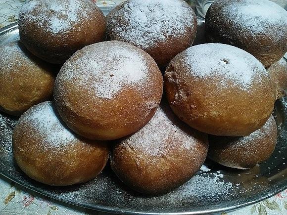 Pączki - przepis na tradycyjne polskie ciasteczka