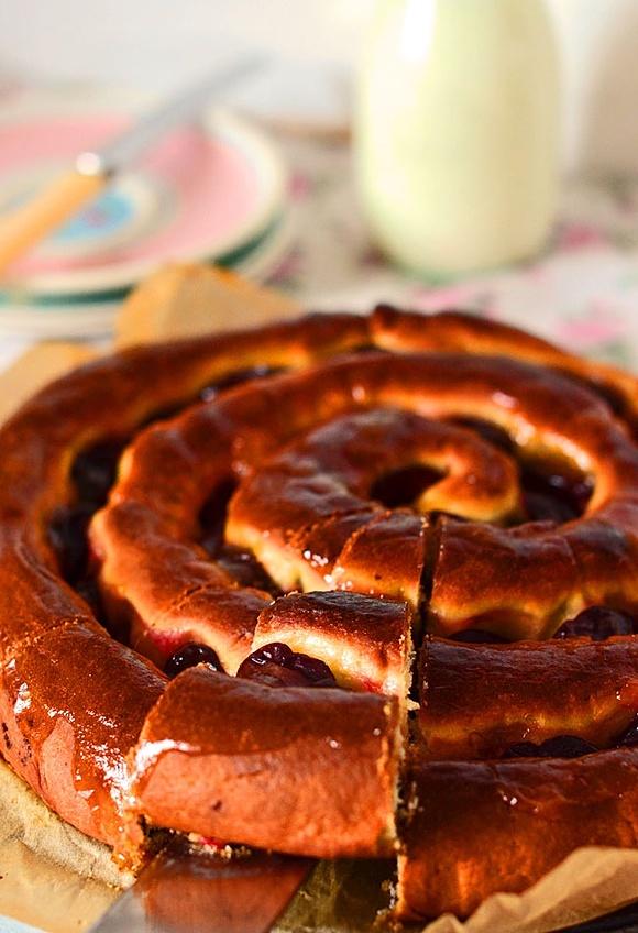 Drożdżowe ciasto ze śliwkami i makowo-marcepanowym nadzieniem