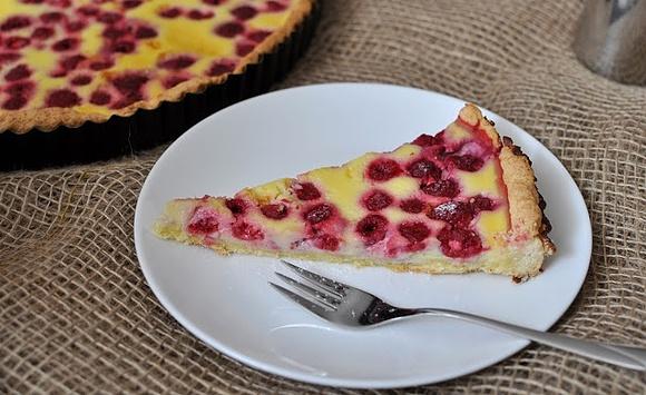 Tarta z malinami i białą czekoladą