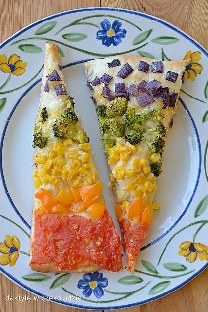 Tęczowa pizza z warzywami, puszysta i lekka, chrupiąca spód