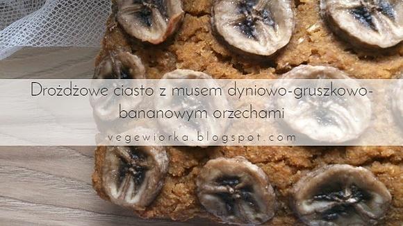 Drożdżowe ciasto z musem dyniowo-gruszkowo-bananowym i orzechami