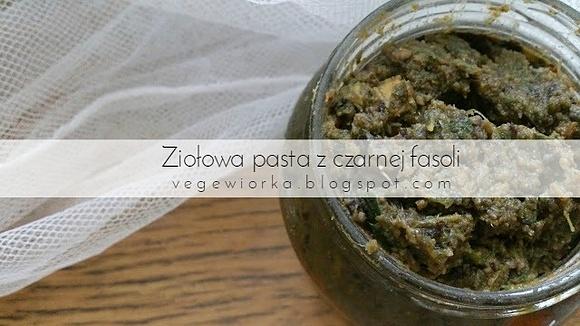 Ziołowa pasta z czarnej fasoli