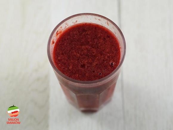 Wegańskie smoothie z wiśniami i śliwkami