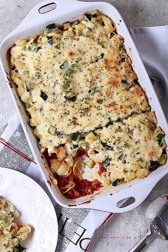 Zapiekanka makaronowa z pieczonymi pomidorami i cukinią