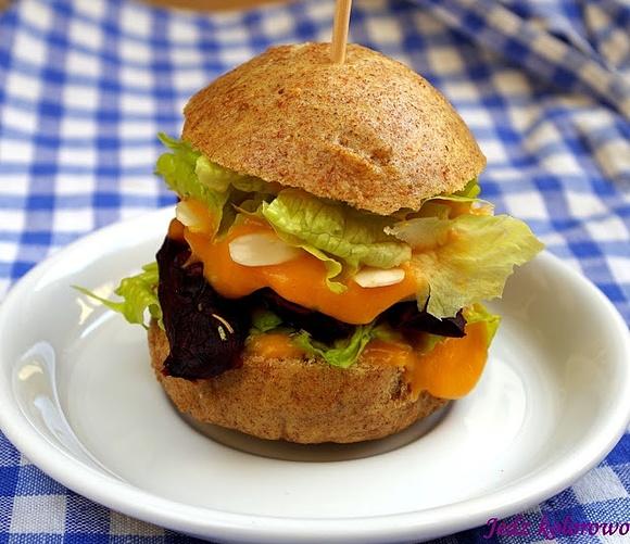 Burger z pieczonym burakiem i kalarepą – wege, dieta niskohistaminowa