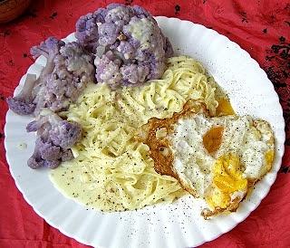 Makaron carbonara z jajkiem sadzonym i kalafiorem na szybki obiad