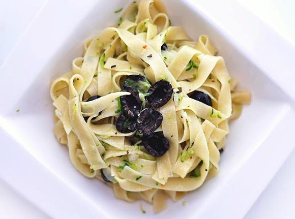 Tagliatelle z masłem szałwiowym i cukinią
