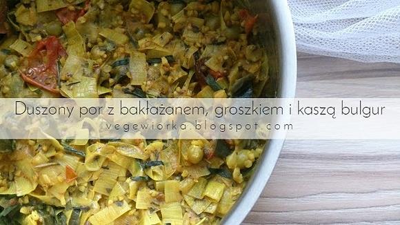 Duszony por z bakłażanem, groszkiem i kaszą bulgur