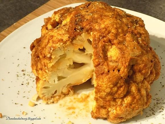 Pieczony kalafior z czosnkiem i pastą tahini