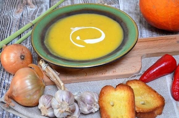 Tajska zupa z dyni z trawą cytrynową i mleczkiem kokosowym
