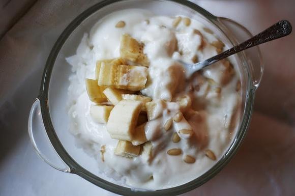 Jogurt kokosowy z ryżem jaśminowym i bananem