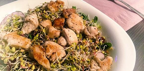 Sałatka z roszponką i grillowanym kurczakiem