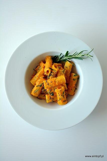 Makaron z sosem dyniowym i pastą miso