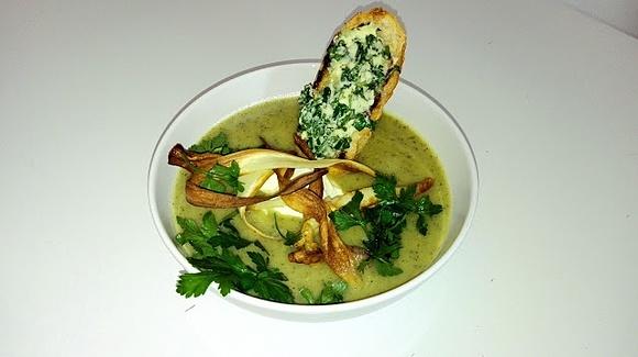 Krem z cukinii z serkiem mascarpone i chipsami z pasternaku