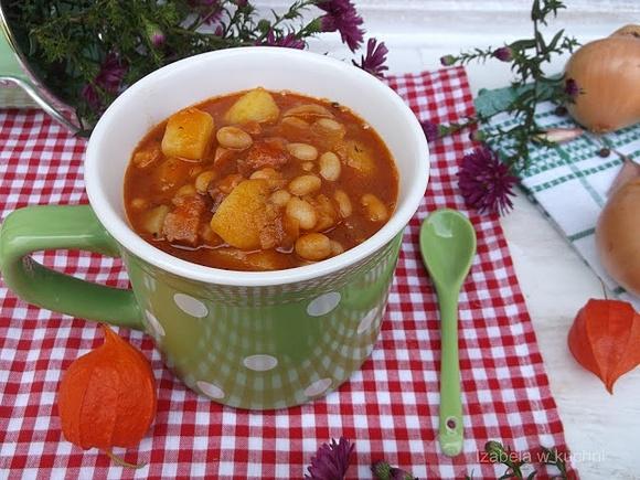 Gęsta zupa z fasolą, ziemniakami i boczkiem