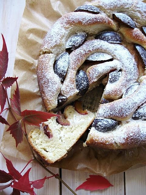 Drożdżówka z serem i śliwkami