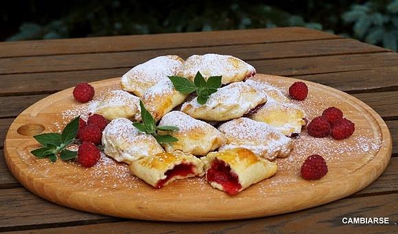 Pieczone pierogi z malinami