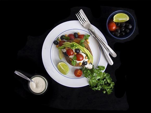 Pieczone bataty z sosem z nerkowców i pasty tahini