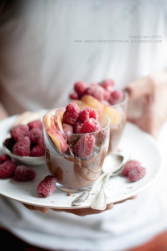Zdrowy mus czekoladowy z letnimi owocami