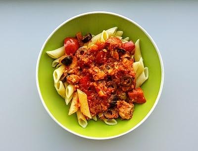 Makaron z tuńczykiem w sosie pomidorowym