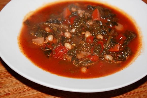 Toskanska zupa ribollita z kapusty i jarmużu