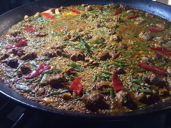 Paella valenciana dla 30 osób - przepis i wskazówki
