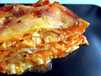 Lasagne z cukinią fetą i sosem paprykowym