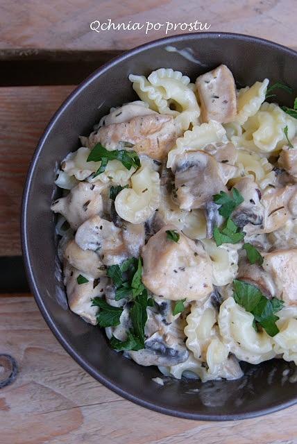 Makaron z kurczakiem, pieczarkami i estragonem