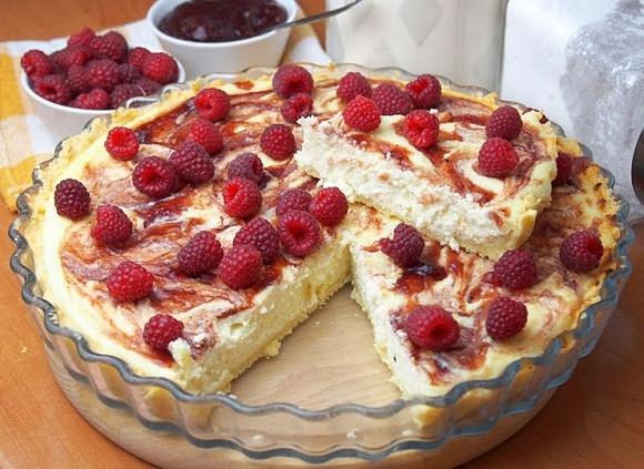 Tarta sernikowa z konfiturą malinową