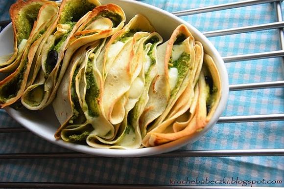 Naleśniki zapiekane z pesto z bazylii i rukoli, mozzarellą i oliwkami