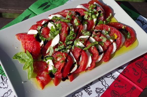Insalata Caprese – sałatka z mozzarellą i pomidorami