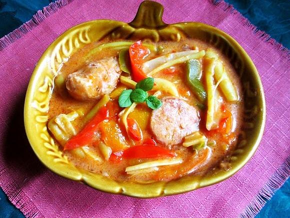 Bigos paprykowy z białą kiełbasą