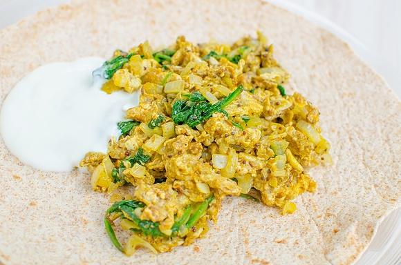 Wrap z indyjską jajecznicą ze szpinakiem