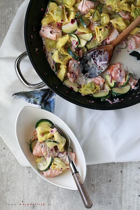 Tortellini z ricottą i szpinakiem w sosie z cukinią i łososiem