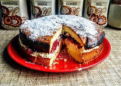 Torta margherita z kremem i malinami