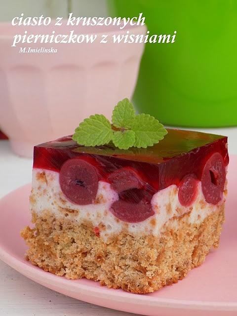 Ciasto z kruszonych pierniczków z wiśniami i pianką