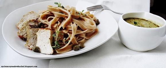 Tagliatelle z sosem bazyliowo-kaparowym