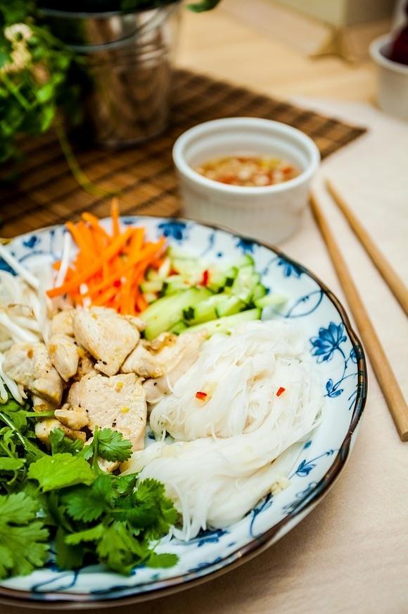Wietnamska sałatka z kurczakiem i noodles