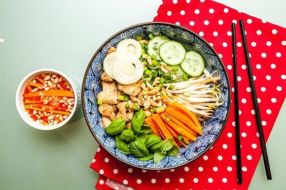 Bun Cha - wietnamskie danie z makaronem i wieprzowiną