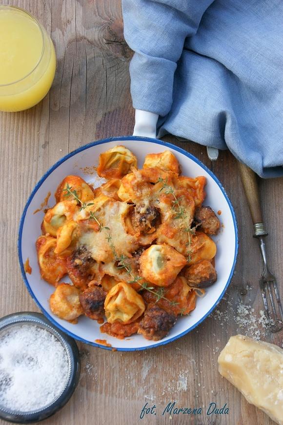 Tortellini szpinakowe zapieczone z pulpecikami mięsnymi