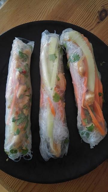 Wietnamskie summer rolls z kurczakiem i trawą cytrynową