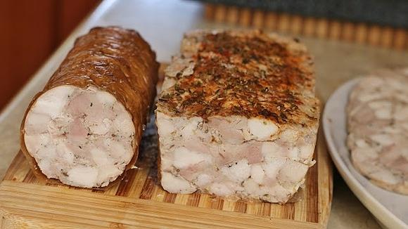 Kiełbasa domowa soczysta i pieczeń z kurczaka łatwa w przygotowaniu