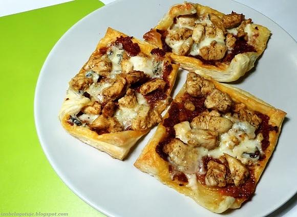 Mini pizza z ciasta francuskiego z kurczakiem i suszonymi pomidorami