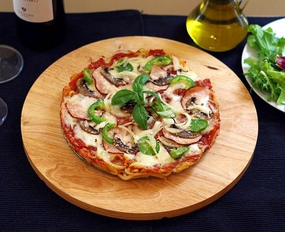 Pizza na spodzie z makaronu