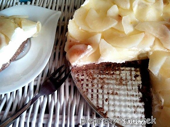 Sernik bez pieczenia z mascarpone na ciasteczkowym spodzie i gruszkami
