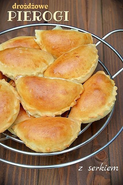 Drożdżowe pierogi z serem na słodko