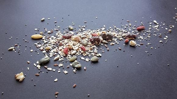 Müesli pełne błonnika i witamin z orzechami, pestkami i suszonymi owocami