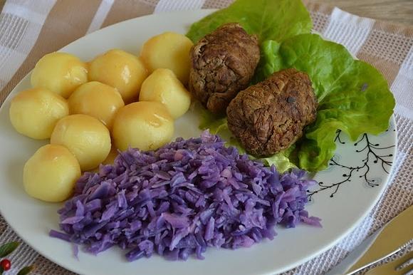 Śląski obiad z roladami, kluskami i modrą kapustą