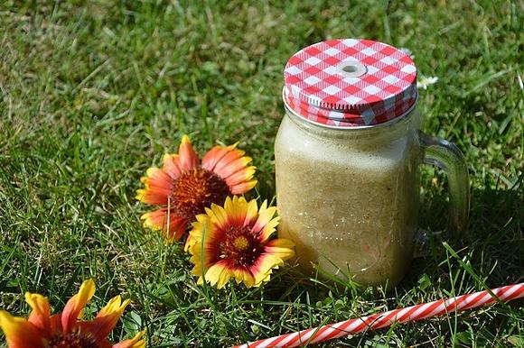 Koktajl owocowy z kiwi, jabłkami i bananami